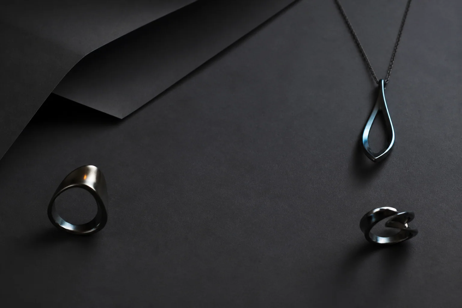 Sélection de bijoux noirs aux lignes métalliques minimalistes