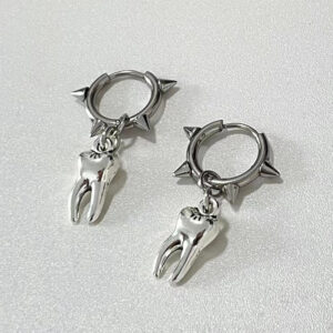Boucles d’Oreilles Gothiques Dents à Pointes – Anneaux Néogothiques