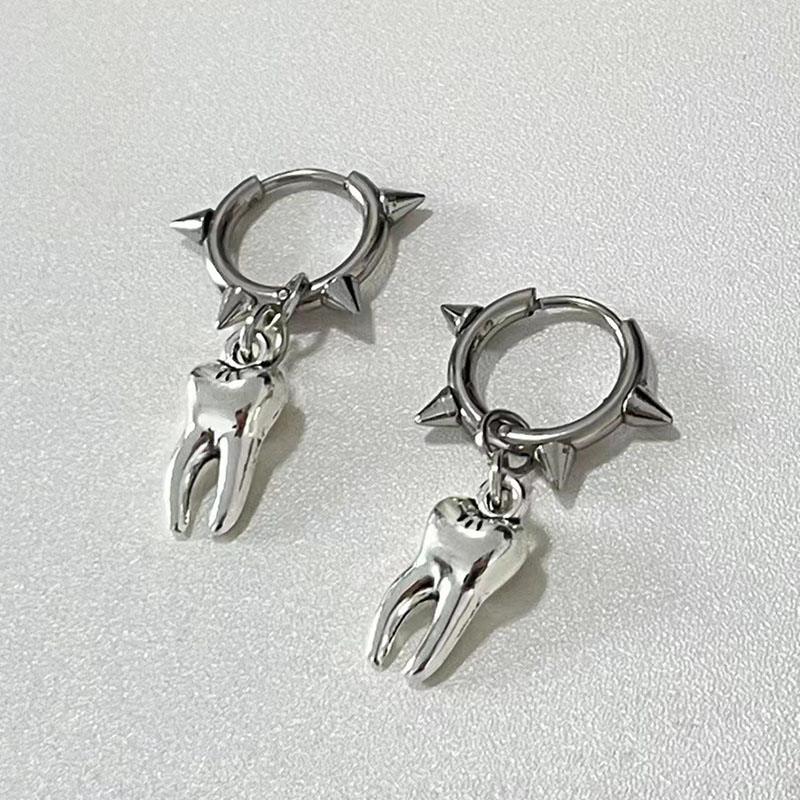 Boucles d’Oreilles Gothiques Dents à Pointes – Anneaux Néogothiques