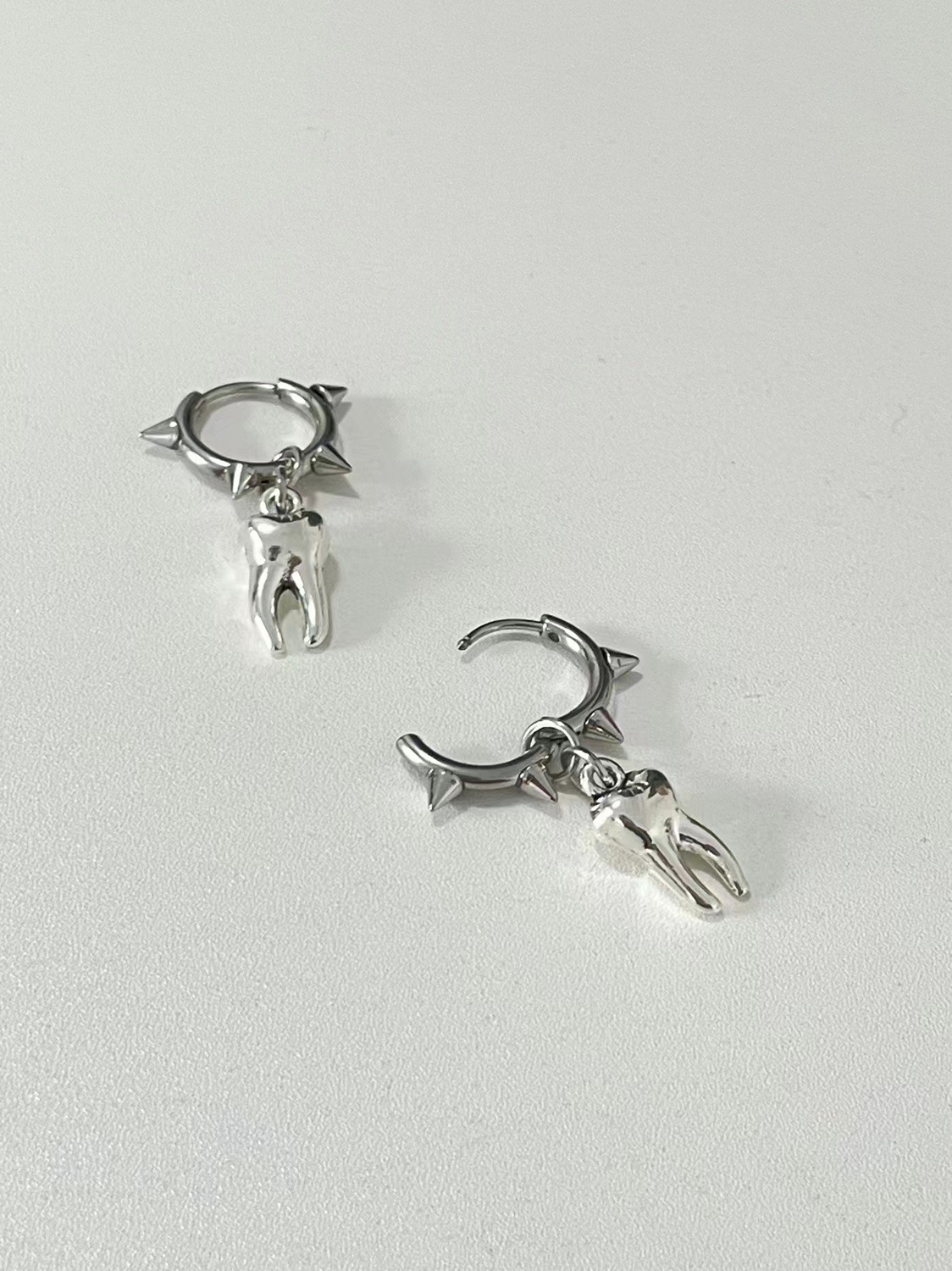 Boucles d’Oreilles Gothiques Dents à Pointes – Anneaux Néogothiques – Image 2