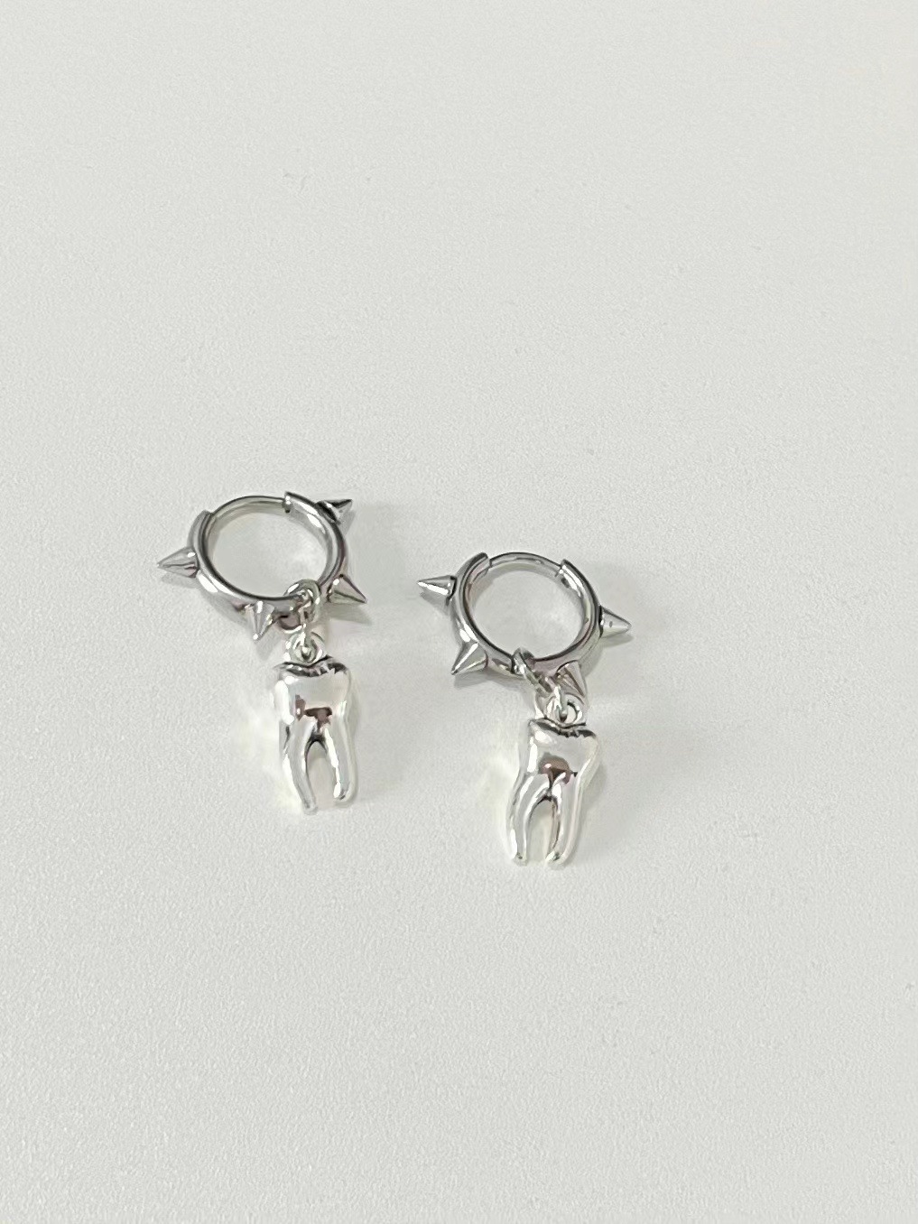 Boucles d’Oreilles Gothiques Dents à Pointes – Anneaux Néogothiques – Image 5