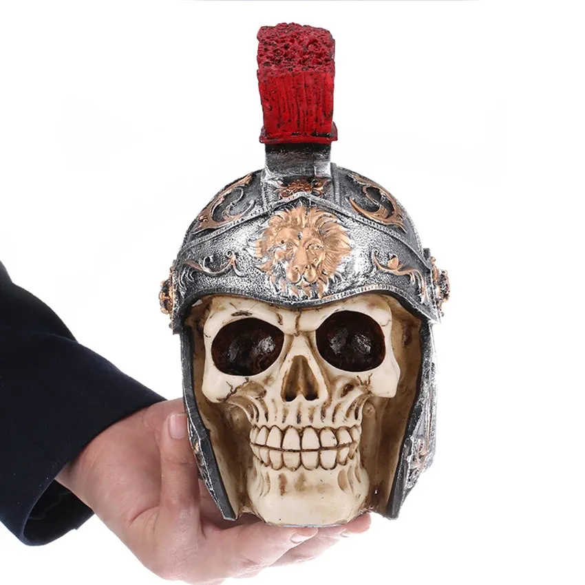 Figurine Gothique Crâne Casqué en Résine