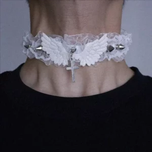 Choker Gothique Dentelle Ailes – Noir ou Blanc avec Croix