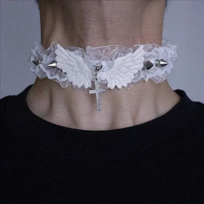 Choker Gothique Dentelle Ailes – Noir ou Blanc avec Croix