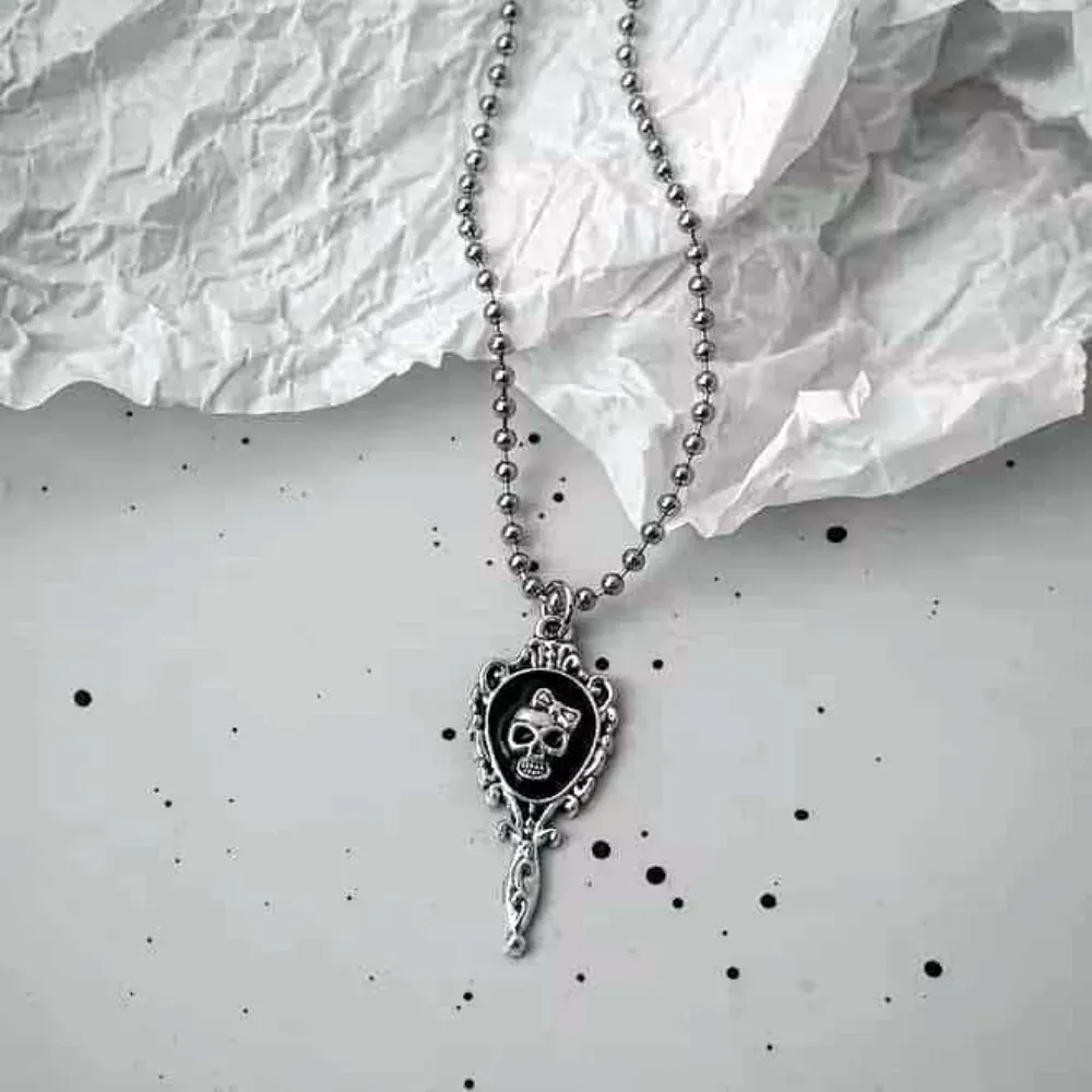 Collier Gothique Médaillon Crâne et Lame – Argenté
