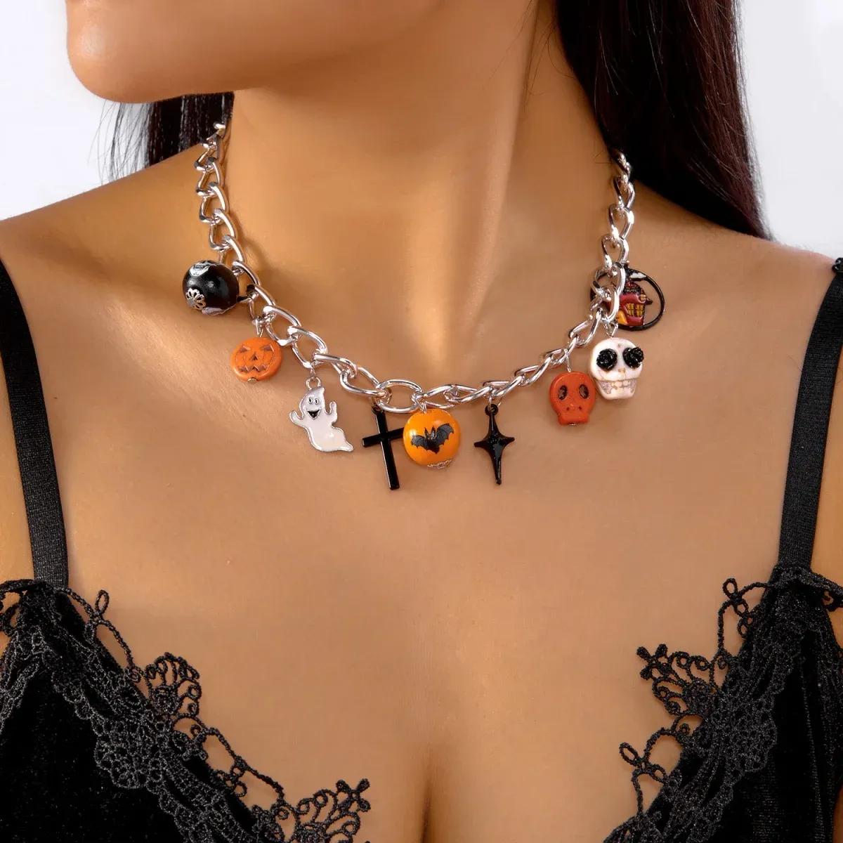 Collier Gothique à Breloques – Crâne, Fantôme et Chauve-Souris