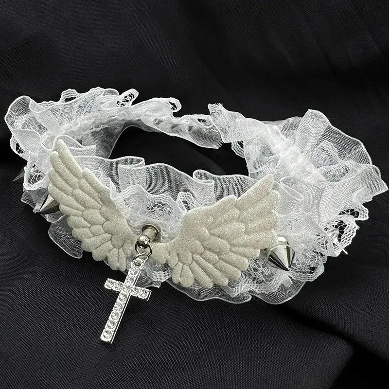 Choker Gothique Dentelle Ailes – Noir ou Blanc avec Croix – Image 6