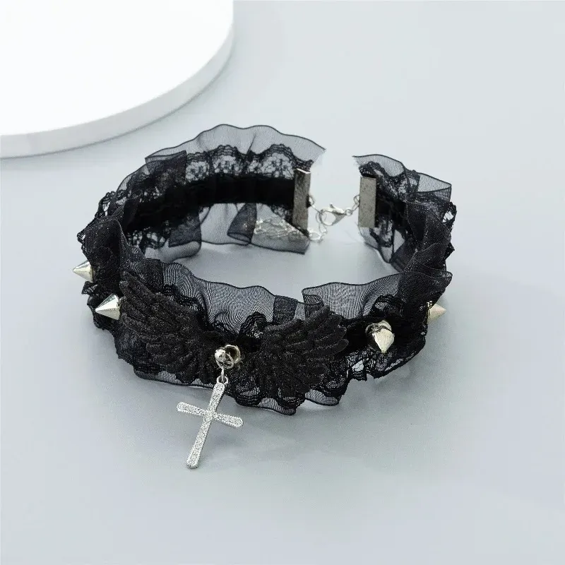 Choker Gothique Dentelle Ailes – Noir ou Blanc avec Croix – Image 2