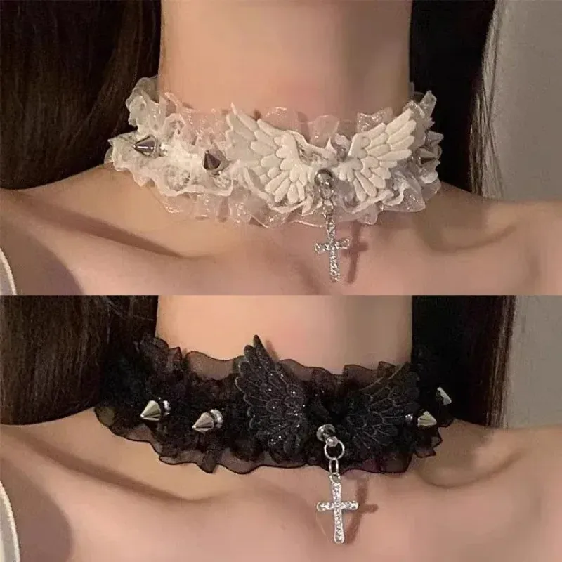 Choker Gothique Dentelle Ailes – Noir ou Blanc avec Croix – Image 4