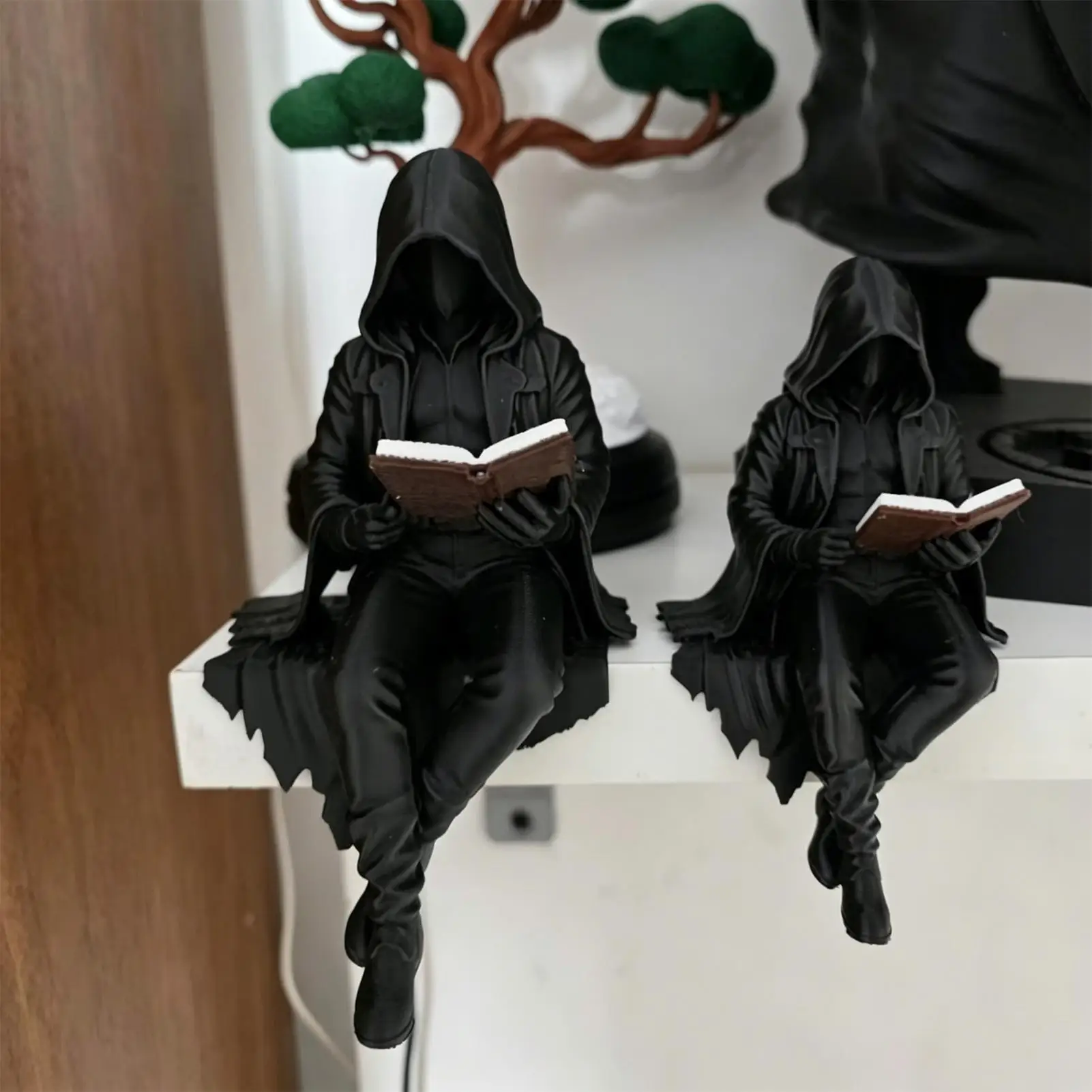 Statuette Gothique du Lecteur à Capuche – 12 cm
