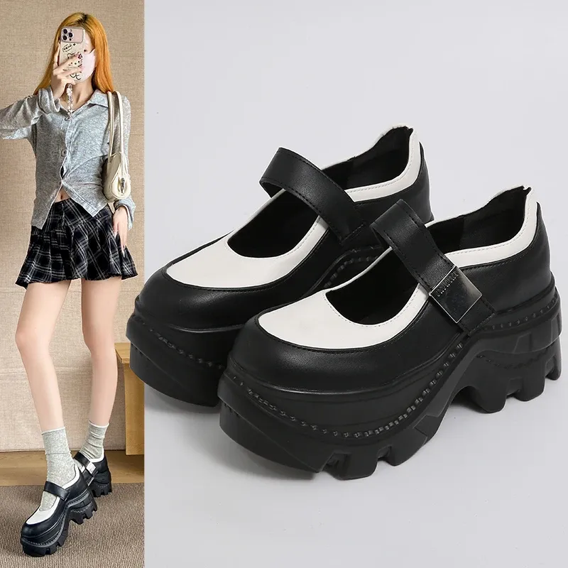 Mary Jane Gothiques Noires et Blanches a Semelle Crantee