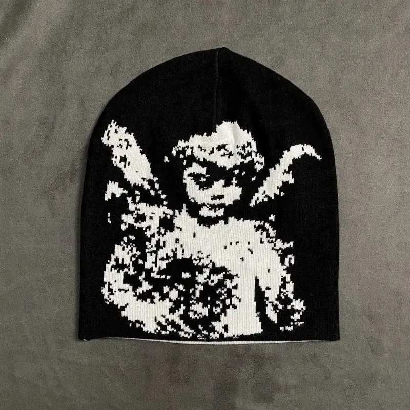 Bonnet Gothique Noir et Blanc aux Ailes