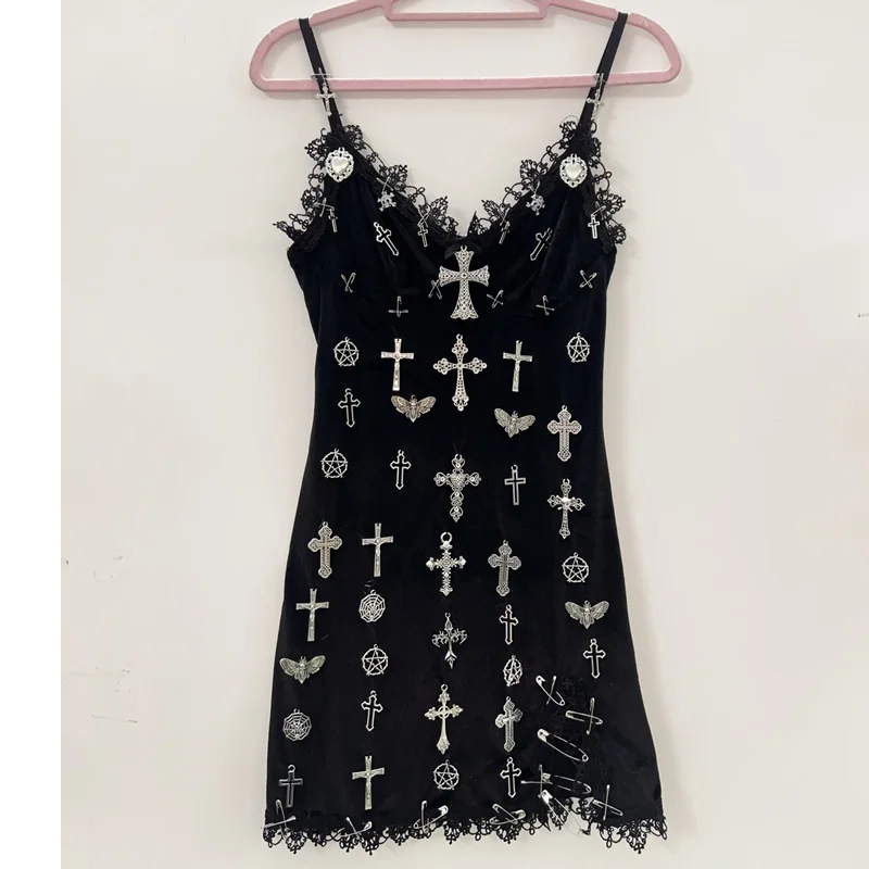 Robe Gothique à Croix – Dentelle Noire et Bretelles Fines