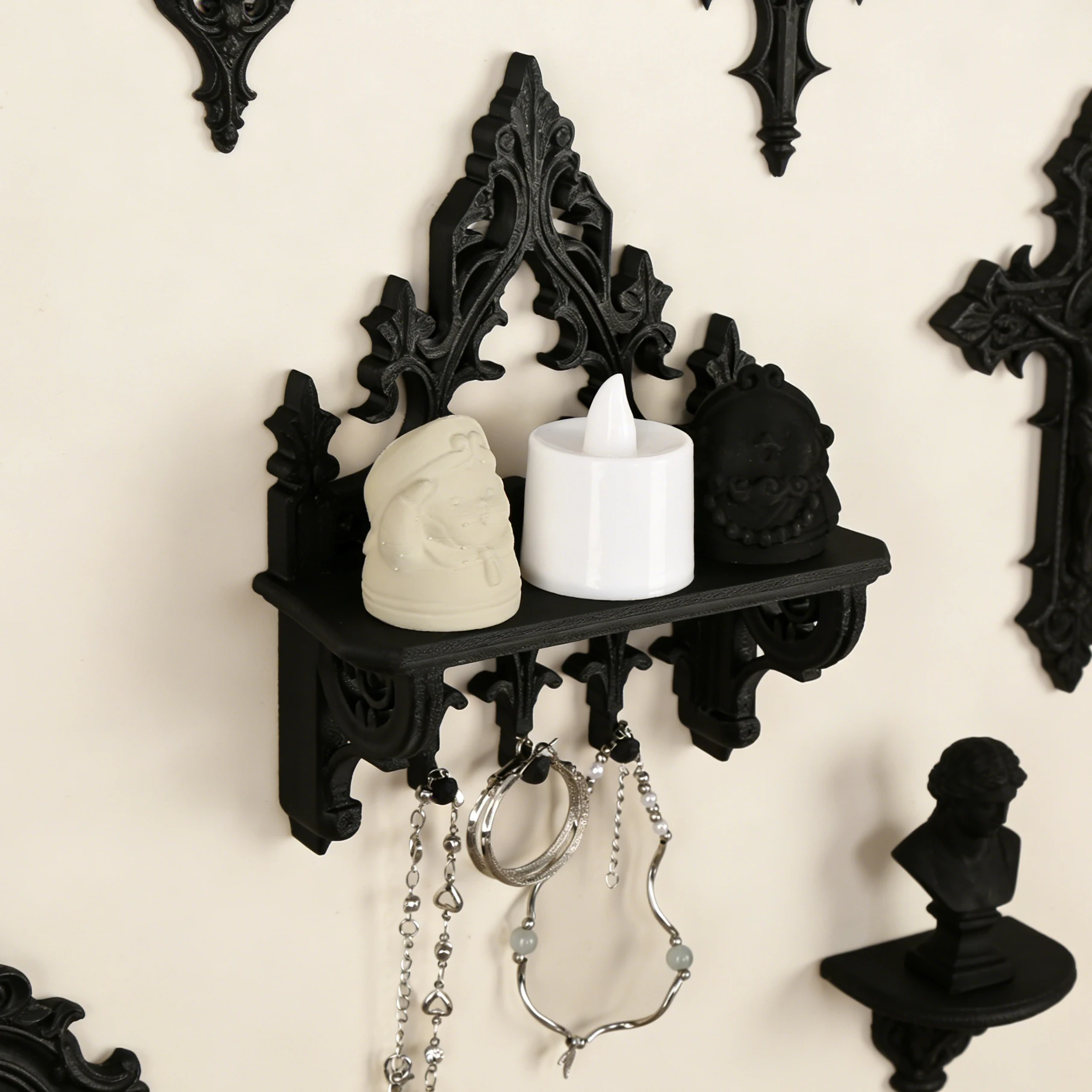 Étagère Murale Gothique Sculptée – Console Noire à Crochets – Image 2