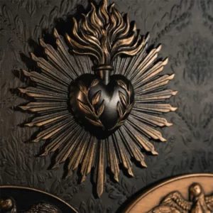 Déco Murale Gothique Cœur Noir – Halo Flamboyant