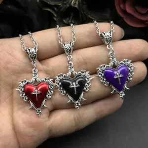 Collier Gothique Cœur Croix – Émail Rouge, Noir ou Violet
