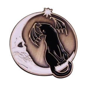 Pin Gothique Chat Ailé – Lune et Étoile