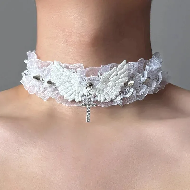 Choker Gothique Dentelle Ailes – Noir ou Blanc avec Croix – Image 5