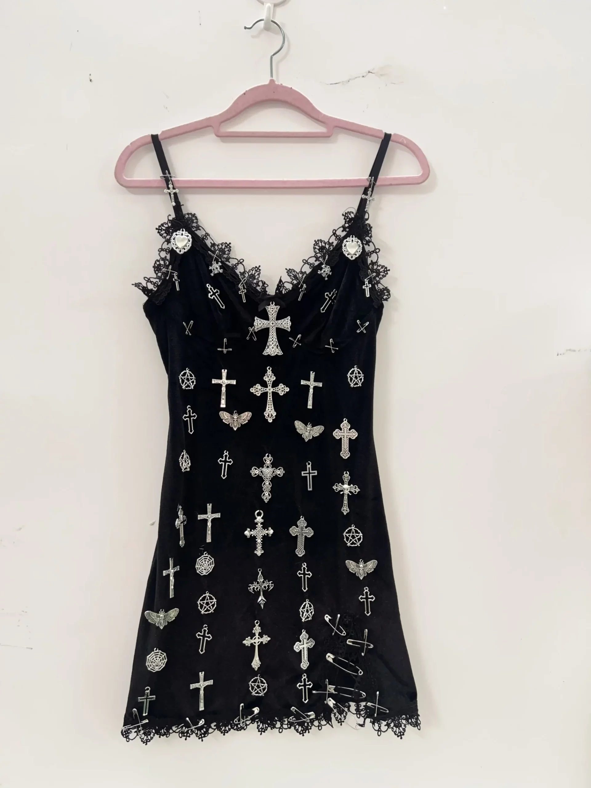 Robe Gothique à Croix – Dentelle Noire et Bretelles Fines – Image 3