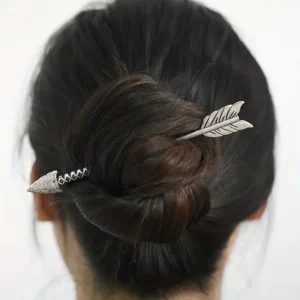 Bâton de Coiffure Gothique – Plume Argentée