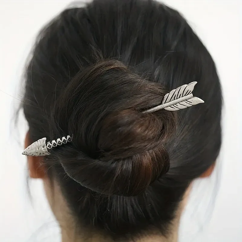 Bâton de Coiffure Gothique – Plume Argentée