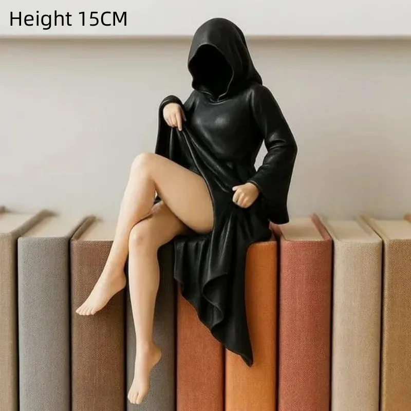 Statuette Gothique Masquée – Silhouette à Capuche – Image 3