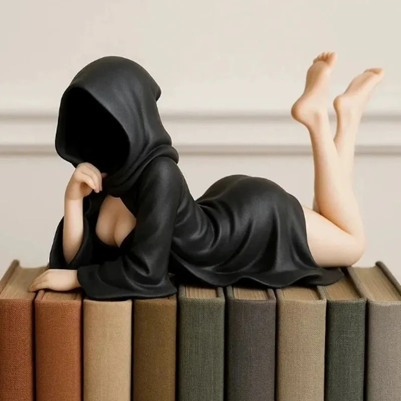 Statuette Gothique Masquée – Silhouette à Capuche – Image 4