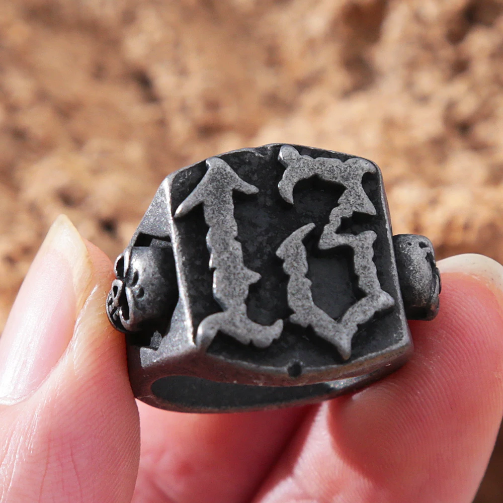 Bague Gothique Crâne 13 – Acier Noirci