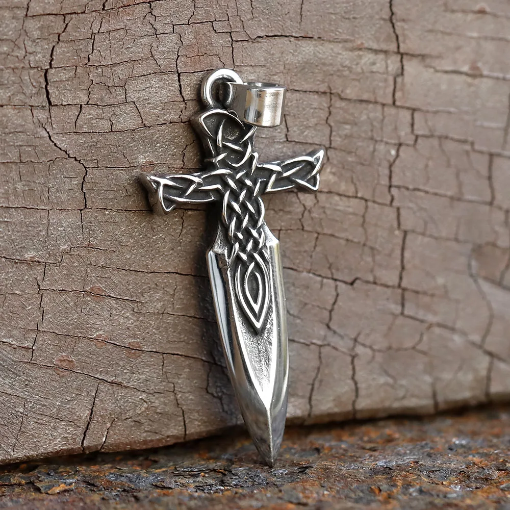 Collier Gothique Épée & Nœud Celtique – Pendentif Argenté