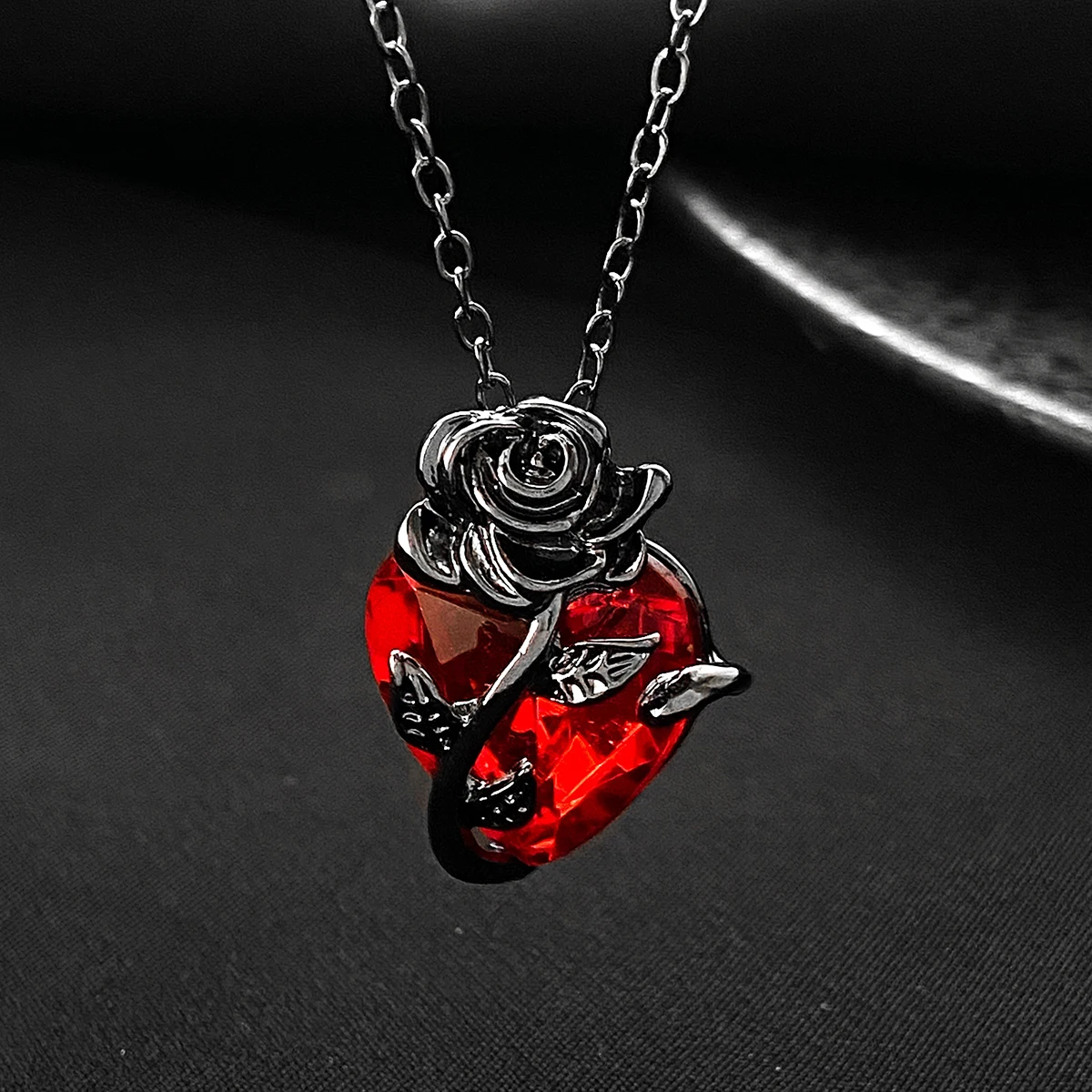 Collier Cœur Rouge et Rose Noire – Pendentif Romantique Sombre – Image 2