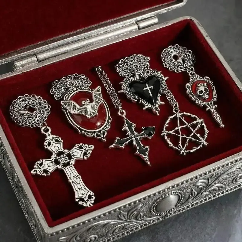 Set de 5 Colliers Gothiques – Croix, Chauve-Souris et Cœur