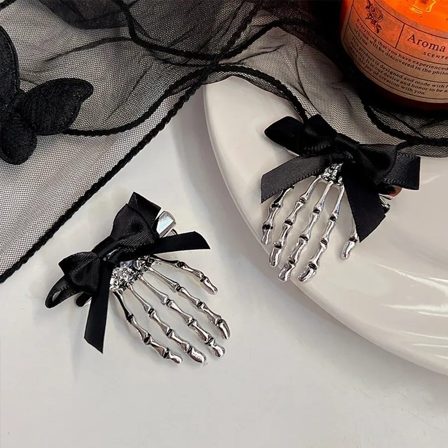 Barrettes Gothiques Main Squelette – Nœuds Noirs et Détails Punk