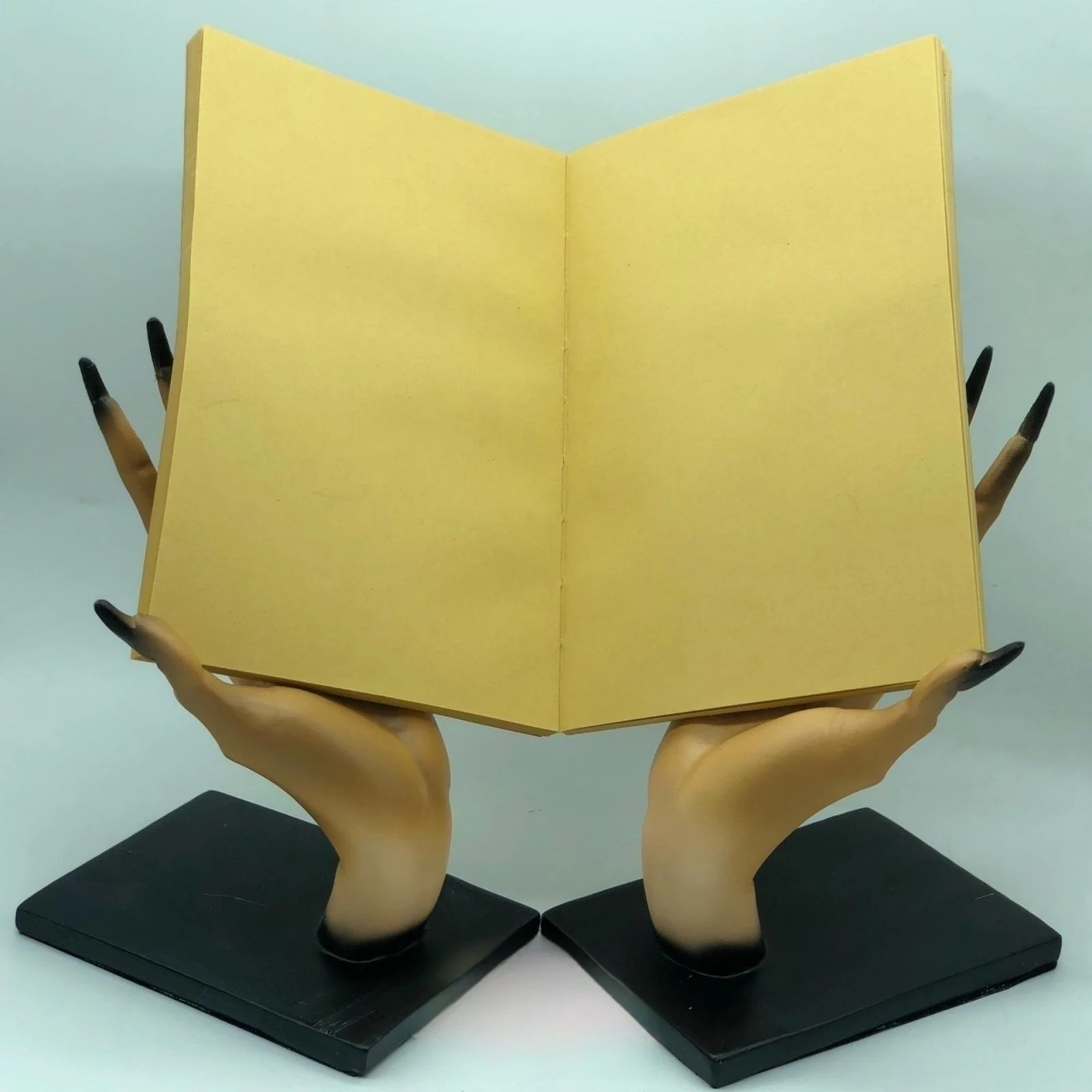 Serre-livres Gothiques – Mains Griffues sur Socle Noir – Image 5
