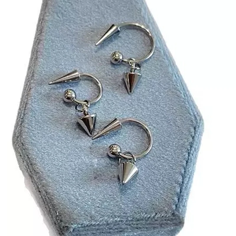 Boucles d’Oreilles Punk à Rivets – Pointes Argentées – Image 3