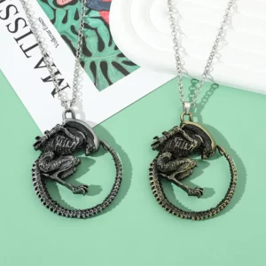 Pendentif Gothique Alien – Créature Sombre en Métal
