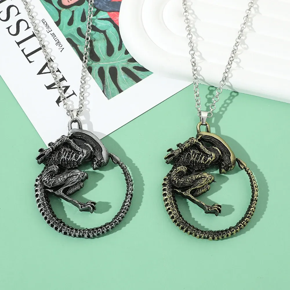 Pendentif Gothique Alien – Créature Sombre en Métal