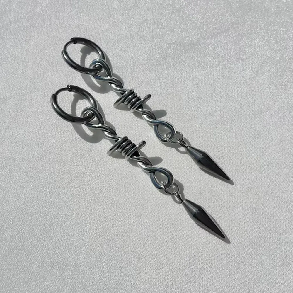 Boucles Gothiques Étoile et Pointe – Chaînes Argentées – Image 3