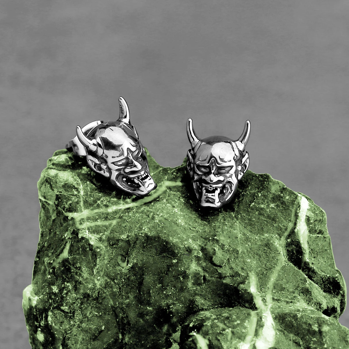 Créoles Gothiques Crâne Fantôme – Paire Argentée