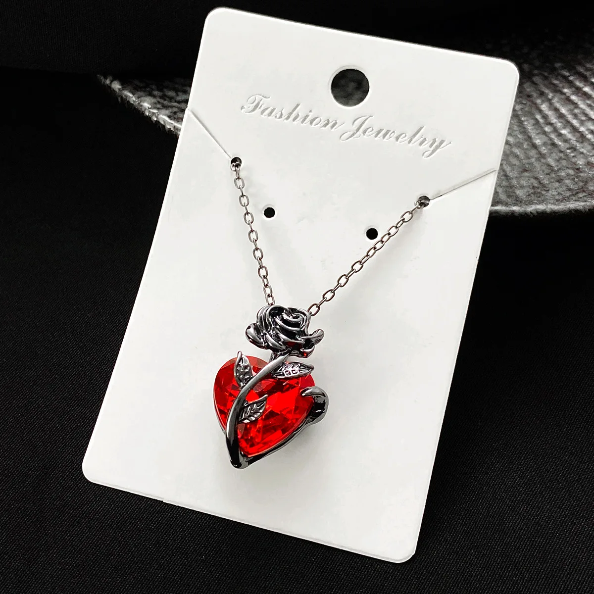 Collier Cœur Rouge et Rose Noire – Pendentif Romantique Sombre – Image 5