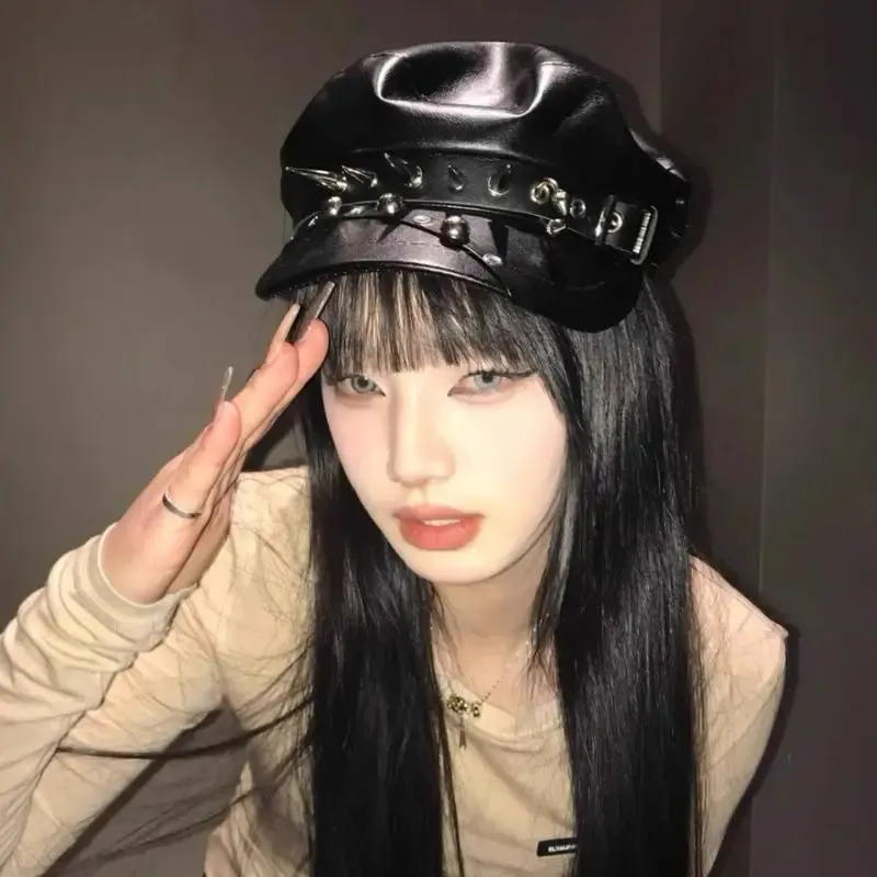 Casquette Gothique Noire en Similicuir a Rivets et Boucles