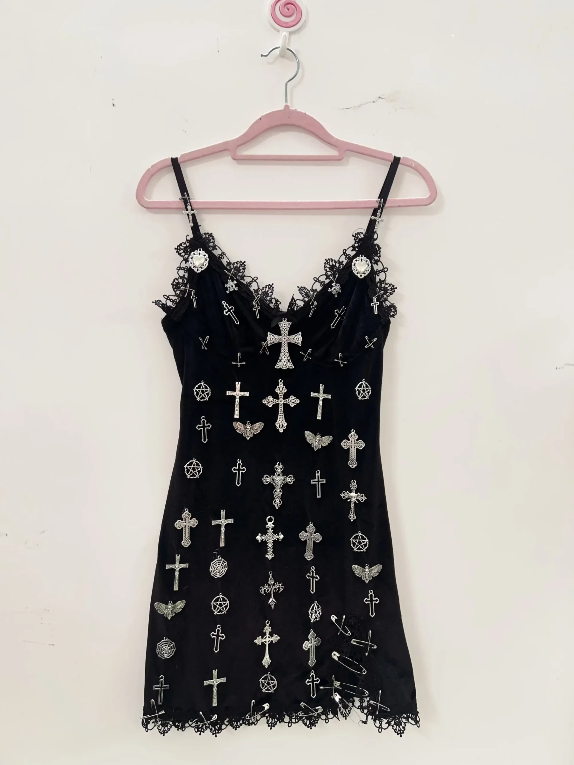 Robe Gothique à Croix – Dentelle Noire et Bretelles Fines – Image 6