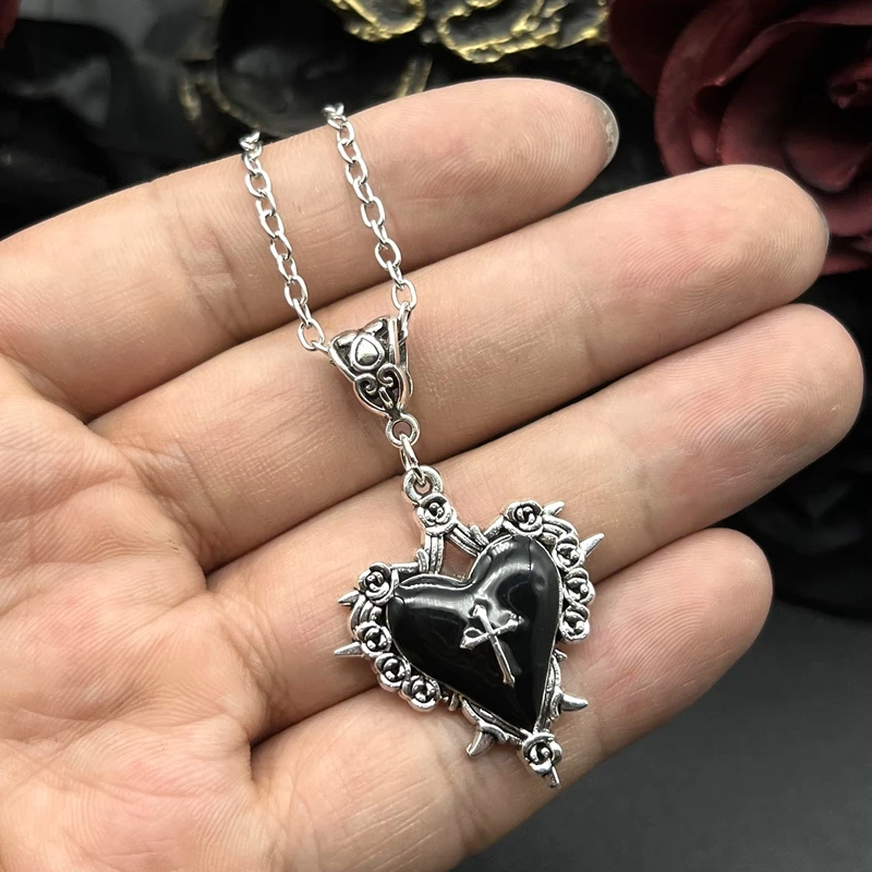 Collier Gothique Cœur Croix – Émail Rouge, Noir ou Violet – Image 3