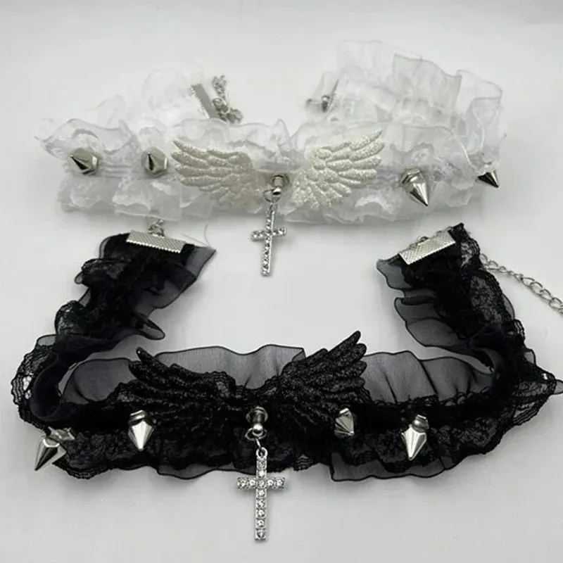 Choker Gothique Dentelle Ailes – Noir ou Blanc avec Croix – Image 3