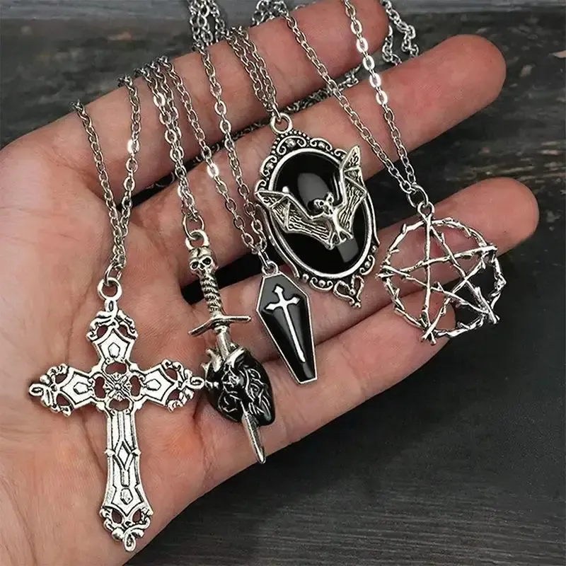 Set de 5 Colliers Gothiques – Croix, Chauve-Souris et Cœur – Image 2