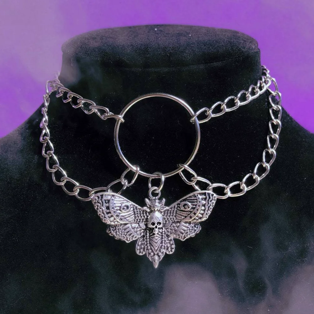 Collier Ras-du-Cou Gothique – Papillon Tête de Mort