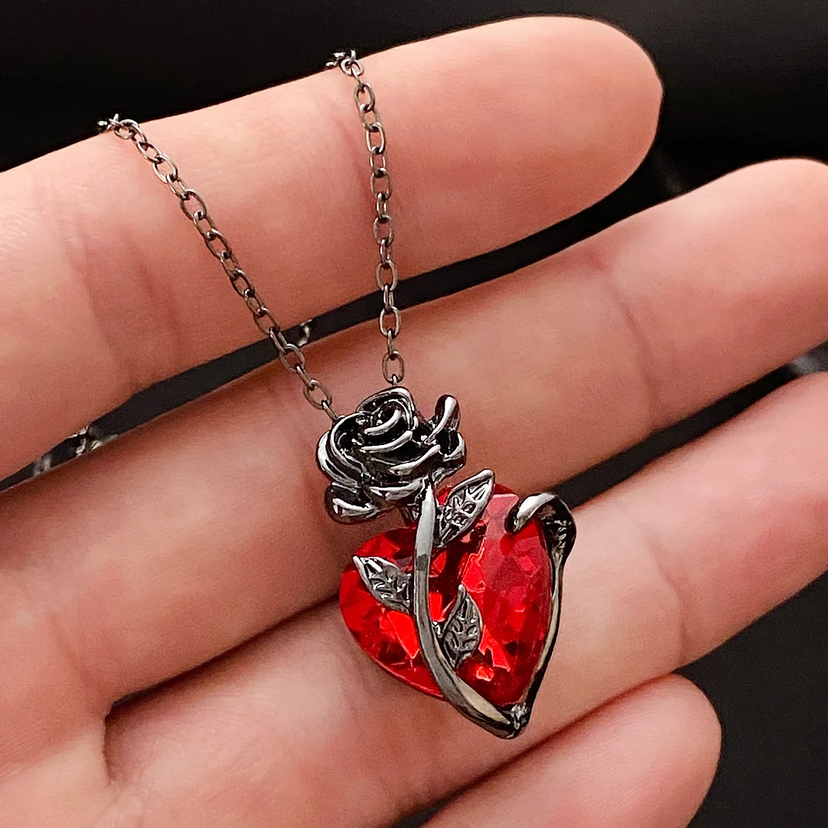 Collier Cœur Rouge et Rose Noire – Pendentif Romantique Sombre