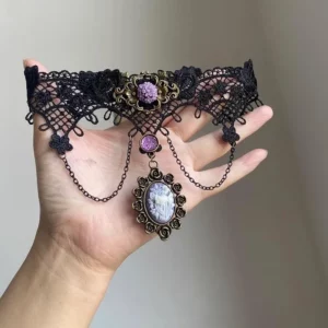 Choker Gothique en Dentelle – Camee Violet et Chainettes