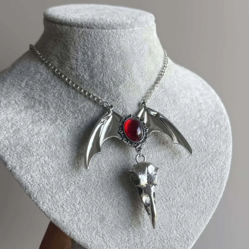 Collier Gothique Chauve Souris – Medaillon Rouge et Crane