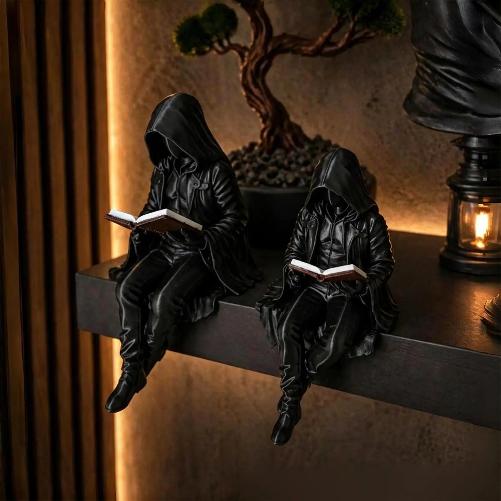 Statuette Gothique du Lecteur à Capuche – 12 cm – Image 3