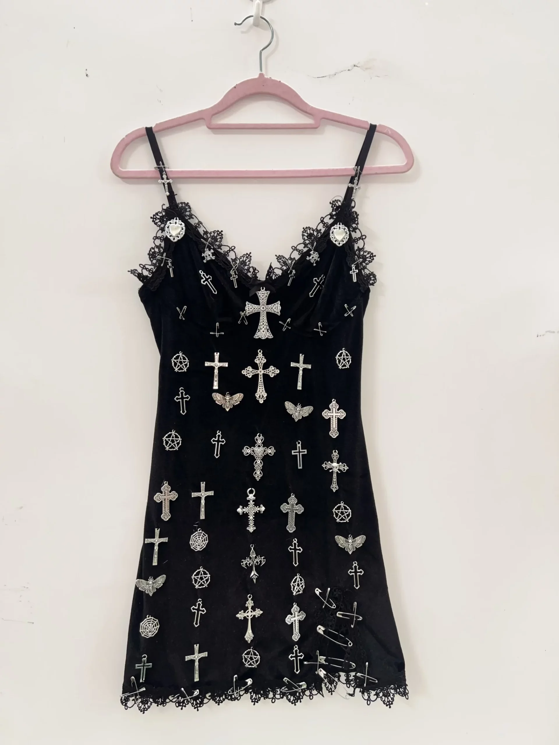 Robe Gothique à Croix – Dentelle Noire et Bretelles Fines – Image 4